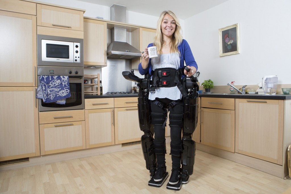 mulher com pernas robóticas